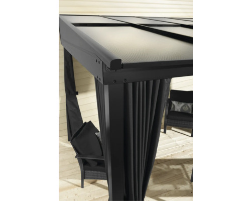 Detailansicht einer Terrassenüberdachung mit Vorhängen.