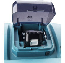 Compartiment de batterie ouvert d'un outil de jardin turquoise avec une batterie noire insérée sous un capot de protection transparent.