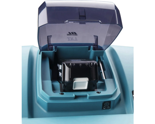 Compartiment de batterie ouvert d'un outil de jardin turquoise avec une batterie noire insérée sous un capot de protection transparent.