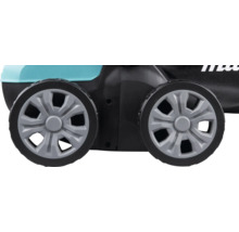 Vue détaillée des roues en plastique d une tondeuse Makita.