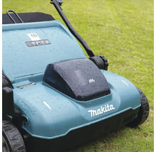 Scarificateur Makita avec moteur sans balais sur une pelouse, boîtier avec des gouttes d eau.