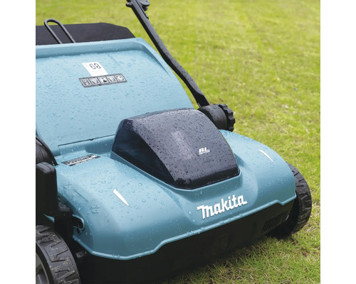 Scarificateur Makita avec moteur sans balais sur une pelouse, boîtier avec des gouttes d eau.