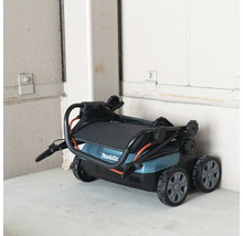Tondeuse à gazon Makita pliée pour un rangement peu encombrant.