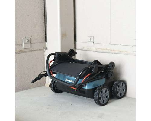 Tondeuse à gazon Makita pliée pour un rangement peu encombrant.