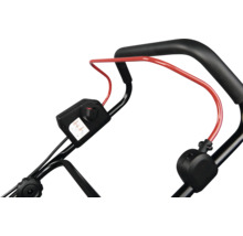 Guidon de tondeuse avec poignée rembourrée noire, levier de sécurité rouge et boîtier de commande noir.