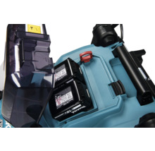 Compartiment batterie d'une tondeuse à gazon sans fil Makita avec deux batteries Lithium-Ion 18 Volts et clé de sécurité.