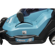 Détail d une tondeuse à gazon Makita avec réglage de la hauteur de coupe, largeur de coupe de 430 millimètres et indicateur de puissance 36 Volt.