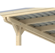 Détail de la structure du toit d'un abri de voiture en bois de conifère clair avec des plaques ondulées et des vis apparentes.