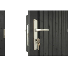 Poignée de porte argentée avec plaque longue et clé sur une porte en bois foncé avec lattes verticales.