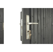 Porte en bois grise avec garniture de poignée en métal argenté et clés dans la serrure.