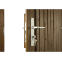 Porte en bois avec poignée blanche, plaque de propreté et clé insérée dans la serrure.