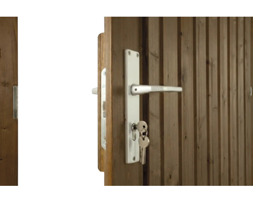 Porte en bois avec poignée blanche, plaque de propreté et clé insérée dans la serrure.