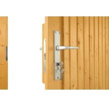 Porte en bois avec poignée argentée et clé insérée dans la serrure.