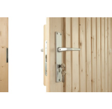 Poignée de porte argentée avec plaque longue et clé sur une porte en bois clair avec des lattes verticales.