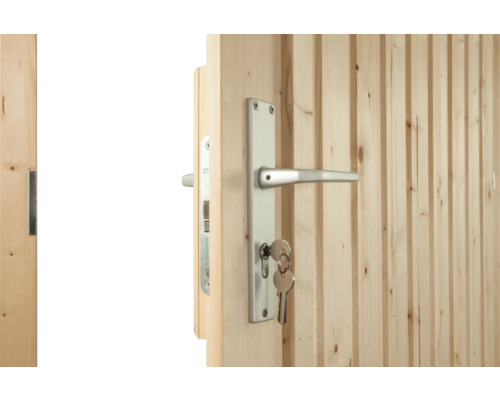 Poignée de porte argentée avec plaque longue et clé sur une porte en bois clair avec des lattes verticales.