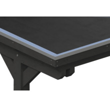 Détail d'angle d'un toit plat en bois foncé avec profilé de rive en aluminium et couverture de toit noire.