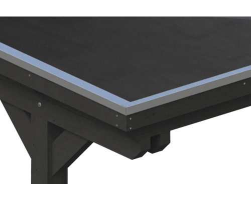 Détail d'angle d'un toit plat en bois foncé avec profilé de rive en aluminium et couverture de toit noire.