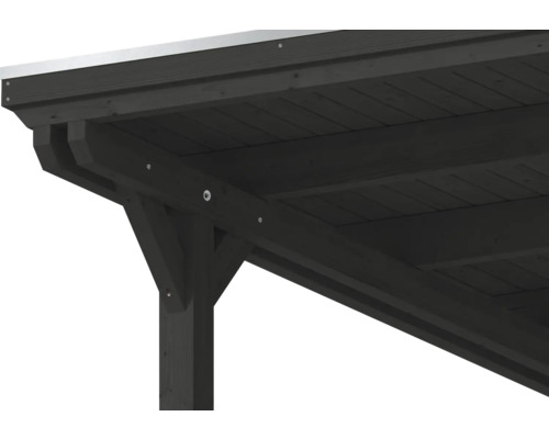 Vue détaillée d'une construction de toit en bois gris foncé pour un abri de voiture ou de terrasse avec poteaux et poutres.