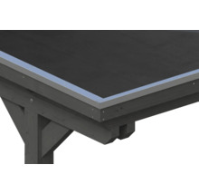 Vue rapprochée du bord de toit d'un carport en bois avec bâche de toit noire et profilé de rive en métal argenté.