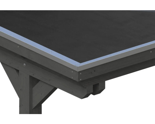 Vue rapprochée du bord de toit d'un carport en bois avec bâche de toit noire et profilé de rive en métal argenté.