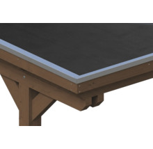 Vue détaillée d'un bord de toit avec profilé de finition en aluminium, membrane de toit noire et structure en bois brun.