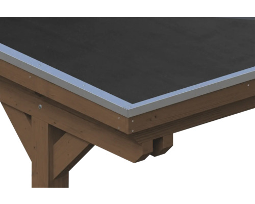 Vue détaillée d'un bord de toit avec profilé de finition en aluminium, membrane de toit noire et structure en bois brun.