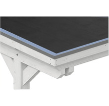 Vue détaillée d'un profilé de rive de toit en métal sur un toit plat en bois blanc avec une membrane d'étanchéité noire.