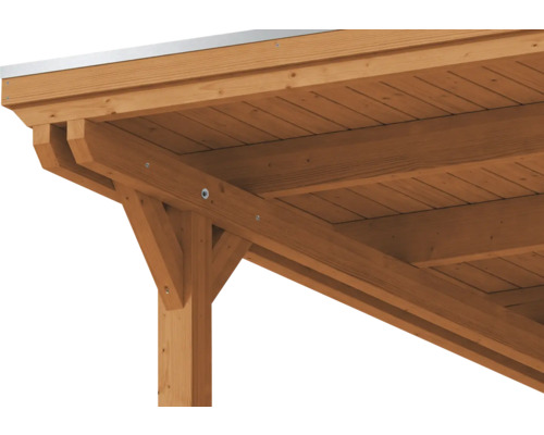 Vue détaillée de la structure massive en bois d'un toit de terrasse ou d'un carport avec poteaux, poutres et liens de contreventement.