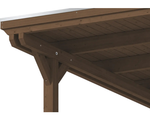 Détail d'une toiture de terrasse en bois massif marron avec poteaux, liens et chevrons.