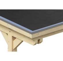 Bordure de toit d'un abri de voiture en bois avec profilé de finition métallique et membrane de toit sombre.