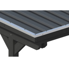 Gros plan d'un bord de toit avec des tôles trapézoïdales et un profilé de bordure métallique sur une structure en bois foncé.