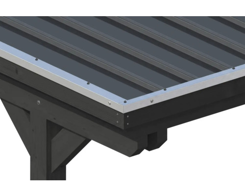 Gros plan d'un bord de toit avec des tôles trapézoïdales et un profilé de bordure métallique sur une structure en bois foncé.