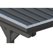 Bord de toit d'un abri de voiture en bois avec couverture en tôle trapézoïdale et bande de rive métallique.