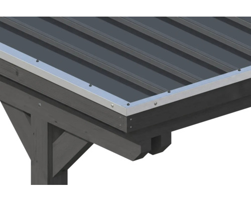 Bord de toit d'un abri de voiture en bois avec couverture en tôle trapézoïdale et bande de rive métallique.