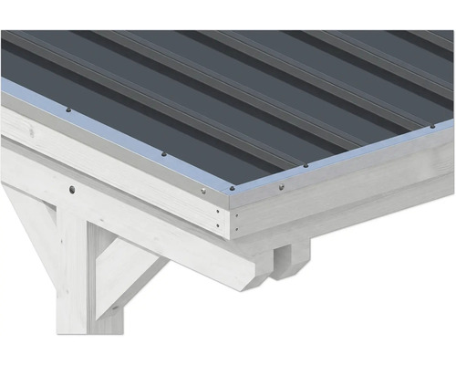 Détail d'un toit de carport avec tôles trapézoïdales anthracite, rive de toit argentée et structure en bois lasuré blanc.