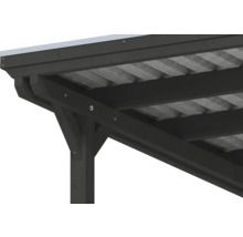 Vue détaillée d'un raccord d'angle d'un abri de voiture en bois foncé avec un toit en tôle trapézoïdale.