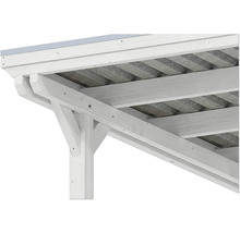 Détail d'un raccord d'angle de carport en bois avec chevrons et plaques ondulées.