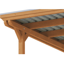 Vue de pres sur une construction en bois pour abri de voiture ou toit de terrasse avec poteau, bras de force et plaques ondulees.