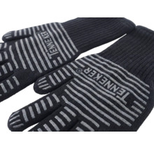 Paire de gants de travail noirs avec bandes antidérapantes et logo du fabricant