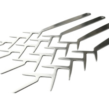 Plusieurs brochettes de barbecue en acier inoxydable