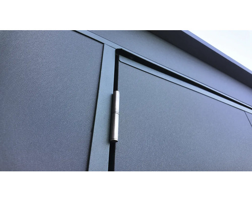 Vue détaillée d'une porte métallique avec charnière