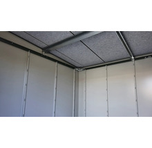 Vue intérieure d'un abri de jardin avec structure métallique, panneaux muraux et isolation de toit