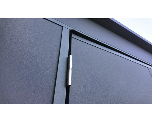 Vue détaillée d'un coffre de jardin gris avec cadre métallique et charnière.