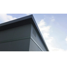 Vue détaillée d'un coin extérieur de bâtiment avec ventilation