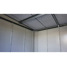 Vue intérieure d'un abri de jardin avec panneaux et toit métallique