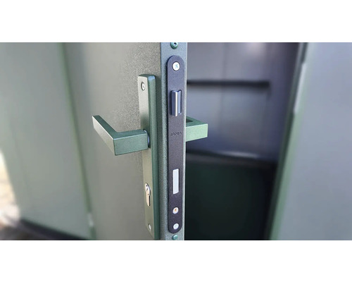 Gros plan d'une porte avec poignée et serrure