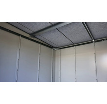 Vue intérieure d'une cabane de jardin avec des panneaux muraux et une isolation de toit