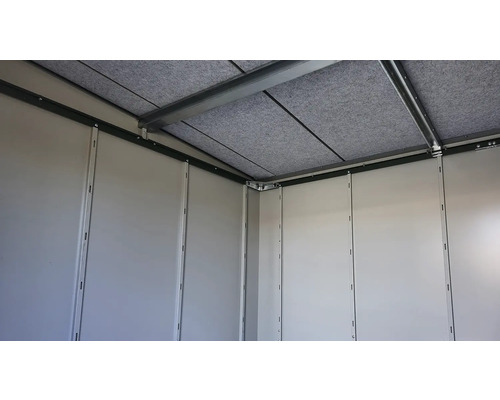 Vue intérieure d'une cabane de jardin avec des panneaux muraux et une isolation de toit