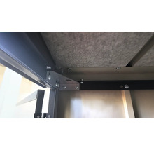 Vue détaillée du dessous d'une table avec vis et renforts métalliques.