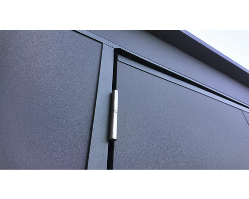 Gros plan d'une porte de garage avec charnière